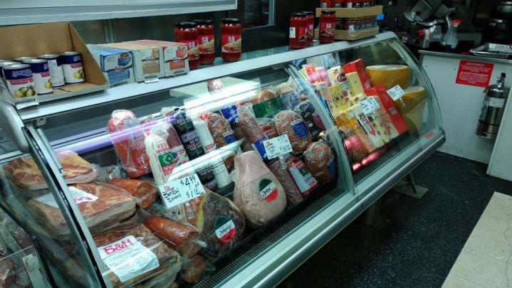 Spend a gourmet moment tasting our deli meats.